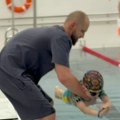 "To se zove ljubav prema poslu!" Trener uradio nešto neverovatno da bi dete naučilo da pliva – trenutak koji je raznežio…