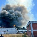 "Vatra izbija kroz krov fabrike": Prve slike velikog požara u Čajetini (Foto)