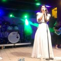 Konstraktin koncert na Pulskom filmskom festivalu završen ovacijama i skandiranjem iz publike „Pumpaj“, a ona podelila dva…
