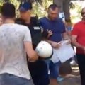 Grupa muškaraca upala na izložbu u Bačkom Petrovcu: Cepali fotografije sa protesta i vikali na okupljene