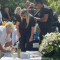Porodica stigla na šestomesečni pomen Saši Popoviću: Suzana u crnini miluje sliku, a evo ko je došao od kolega