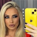 Provocira u majici sa prorezima: Milica Veličković stiže da čuva dete i da se sređuje: Opalila vreli selfi, komentari se samo…