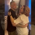 (Video) Čeda Jovanović i Ana Bekuta plešu u stanu Aca Kos ih snima, oni u zanosu: Pevačica bez trunke šminke, političar u…