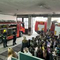 Predškolci posetili Vatrogasni dom: Mališani uživali i isprobali vatrogasnu opremu (FOTO)