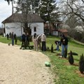 Uređena porta crkve u Velikoj Plani, učenici i meštani zajedno zasadili drveće i uredili prostor