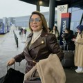 Kožna jakna i struk kao manekenka: Pevačicu (75) smo uslikali na aerodromu, padaju vilice koliko dobro izgleda (video)