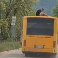Incident koji je uznemirio javnost: Dečak se vozio na krovu autobusa