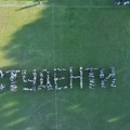 (VIDEO) Kreativna podrška iz Kragujevca: Telima ispisali "studenti pobeđuju", poruka vidljiva iz vazduha