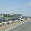 Kamion probio ogradu, automobili se zakucavali jedni u druge. Havarija na autoputu kod Nove Pazove: Vozila uništena, delovi…