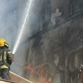 Veliki požar zahvatio stambeni objekat: Evakuisane dve osobe, vatrogasci sprečili širenje vatre