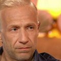 Glumac u društvu misteriozne žene, uživaju na letovanju: Snima ga dok skače sa broda, njene noge u 1. planu