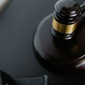 Sudilo mu se kao odrasloj osobi! Tinejdžer (16) osuđen na doživotni zatvor. Izjasnio se krivim po 55 tačaka optužnice: Ubio…