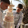 Torta na 5 spratova sa vrteškom kao iz bajke: Aleksandra Prijović i Filip za 1. rođendan male Arije izabrali luksuznu tortu…