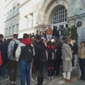 Gimnazijalci u Vranju izašli u dvorište da proslave studentsku pobedu: Nakon skupa u školu došla policija