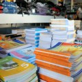 Besplatni udžbenici: Treba li država da pomaže samo đake iz siromašnijih porodica ili svu decu podjednako