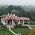 Kuća usred šume: Naša pevačica je sagradila vilu daleko od Beograda, a u domu ikone na sve strane: "Šišam sama travnjake"