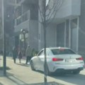 Bahati vozač BMW-a neće da čeka na semaforu, pa krenuo trotoarom: Pogledajte šta je uradio u Beogradu na vodi! Ugrozio…