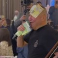 Đani ne može da drži mikrofon od novčanica Folkeru lepe evre na čelo, ljudi u neverici!