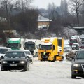 Snežne oluje u Nemačkoj, putnici zaglavljeni u vozilima