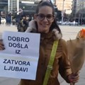 "Dobro došla iz zatvora,: Ljubavi!" Nesvakidašnja scena u centru Beograda: Muž još prišao sa ovom porukom, pogledajte…