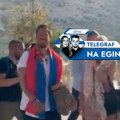 Nikola Rokvić stigao u Hram Svetog Nektarija: Ogrnut srpskom zastavom i bos, dočekala ga porodica i sveštenik