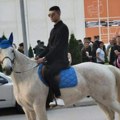 (Foto) hit! Maturant se pojavio na slavlju na belom konju: Neverovatan prizor iz Niša srušio društvene mreže