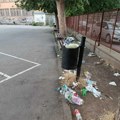 Dvorište "Voždove" škole u Nišu puno smeća, direktorka i komšije apeluju na sugrađane da budu odgovorni