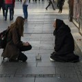 Devojka je usred Knez Mihailove klekla pored bake koja prosi, ljudi su povadili telefone zbog onoga što je usledilo (foto)