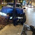 Užas u centru Beograda: Bmw se zakucao u banderu, prednji deo automobila smrskan