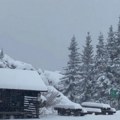 Vozači ne vide prst pred okom! Sneg okovao puteve, komšije pogodila mećava! (foto)