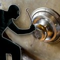 Isplivao snimak filmske krađe sefa: Lopovi pretražili kafić, pa iz lokala izneli vrtoglavu sumu