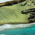 Plaža sa zelenim peskom krije se unutar vulkanskog kratera