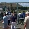 Isplivao jeziv snimak! Roditelji utrčali na teren i pretukli decu! Nezabeležen užas na utakmici: Dva mališana sa težim…