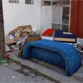 Foto-vest: Bačeno smeće ispred Romskog kulturnog centra