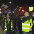 Studenti iz Novog Pazara stigli u Obrenovac: Dočekao ih veliki broj građana sa bakljama i muzikom