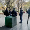 Čudna scena u centru Beograda: Policija sa dugim cevima ispred Narodne biblioteke