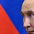 Putin u kostimu Deda Mraza deli poklone svetskim liderima: Orbanu gas, Tramp na ivici suza, a Zelenski...