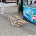 Krivična prijava protiv vlasnika restorana sa kojeg su pale merdevine na prolaznicu u Novom Sadu