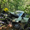 Druga saobraćajna nezgoda danas na teritoriji Šumadije, vatrogasci izvlačili povrđenog iz smrskanog automobila