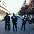Drama u pariskoj školi: Podmetnut požar, 100 učenika evakuisano, vatrogasce napali pirotehnikom