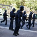Protesti srednjoškolaca se šire Francuskom: Maloletnik teško povređen nakon što je podigao policijsku granatu