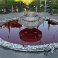 Izrael obeležava godišnjicu masakra Hamasa, fontana obojena u crveno