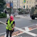 NESTVARNO, NE OBAZIRE SE NA VAGNEROVCE Oklopna vozila oko nje, a ona samo radi svoj posao (VIDEO)