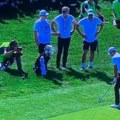 Za svaki slučaj... Nole igrao golf, a onda je pogled na njegovu torbu nasmejao sve (VIDEO)