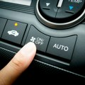 Ovo dugme u autu ne bi trebalo da pritiskate tokom jeseni: Slabije ćete videti na putu, a evo kako deluje na organizam