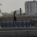 Najjeziviji Snimak sa Brankovog mosta! Mladić šeta ogradom, ispod njega ambis: Ljudi prestravljeni prizorom, snimak se…