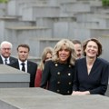 "Smejanje na reč genocid već postaje tradicija" Supruge lidera Francuske i Nemačke "zakikotale" se kod spomenika žrtvama…