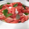 Salata sa lubenicom, fetom i nanom: Lagani obrok za vrele dane!