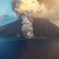 Podignut najviši nivo uzbune Lava i pepeo se izlili u more, ovako izgleda erupcija vulkana u Italiji