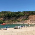 Drama na jezeru Beli Kamen: Kupači spasavali muškarca koji se davio
